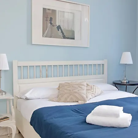 6 People At Vatican アパート