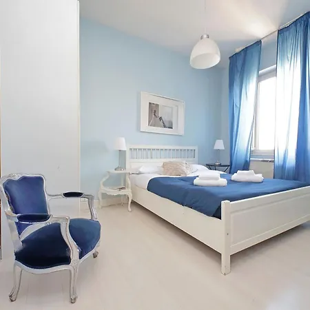 6 People At Vatican アパート *