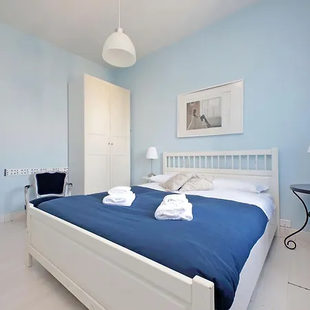 アパート 6 People At Vatican *