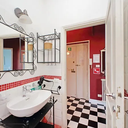 アパート 6 People At Vatican